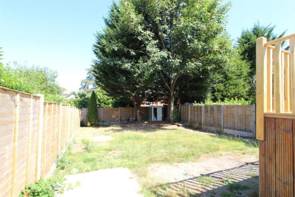 Accessible 3-Bedroom Bungalow With Patio +Driveway 사우샘프턴 외부 사진