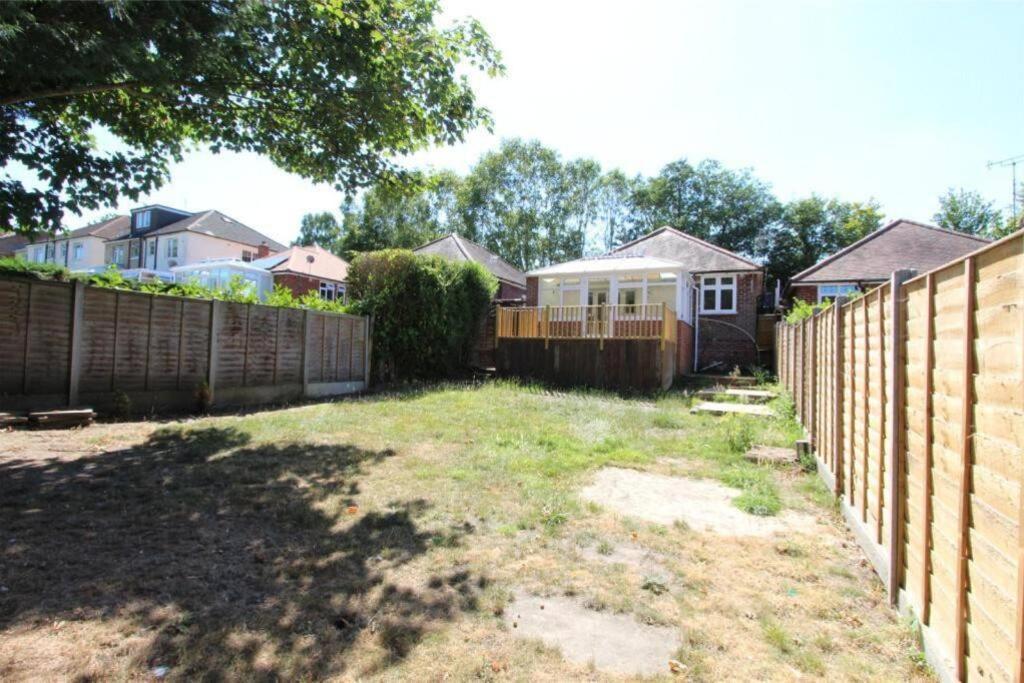 Accessible 3-Bedroom Bungalow With Patio +Driveway 사우샘프턴 외부 사진