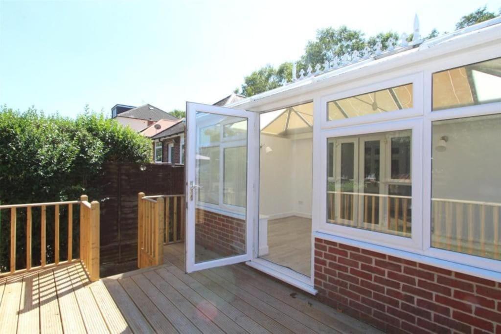 Accessible 3-Bedroom Bungalow With Patio +Driveway 사우샘프턴 외부 사진