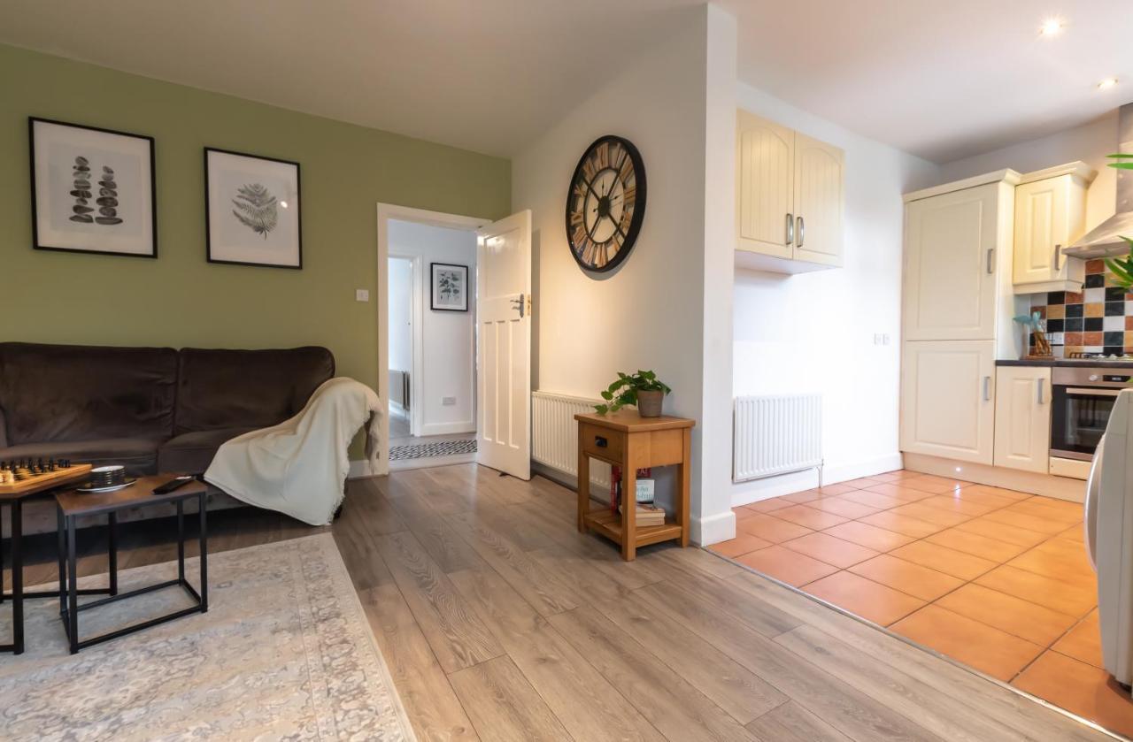 Accessible 3-Bedroom Bungalow With Patio +Driveway 사우샘프턴 외부 사진