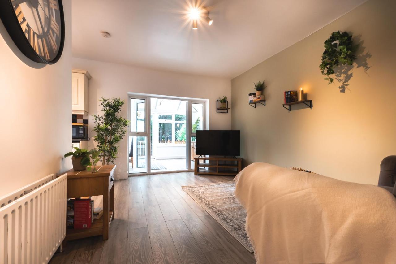 Accessible 3-Bedroom Bungalow With Patio +Driveway 사우샘프턴 외부 사진