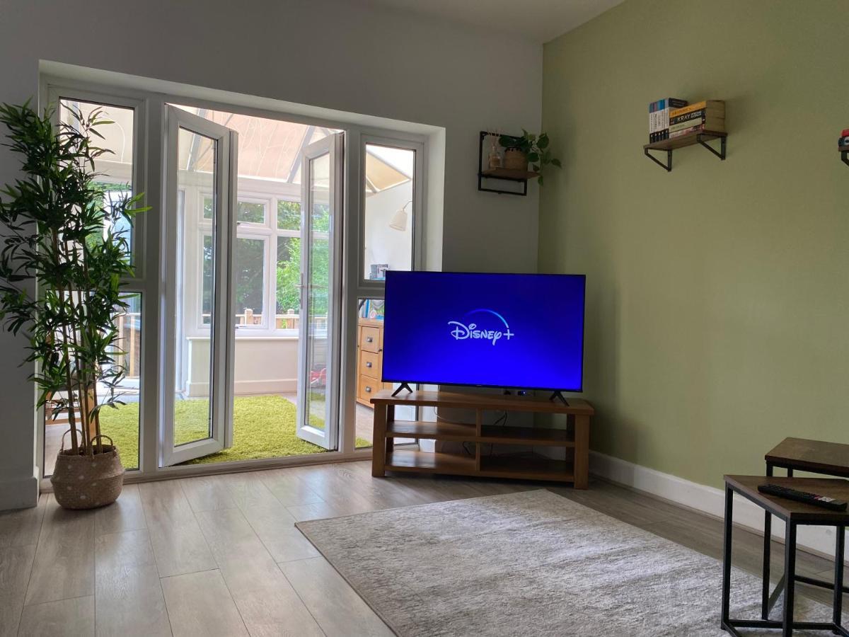 Accessible 3-Bedroom Bungalow With Patio +Driveway 사우샘프턴 외부 사진